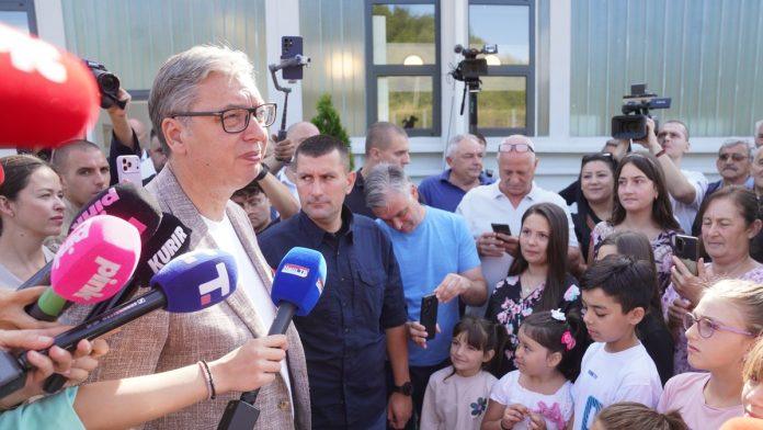 vucic-najavio-povecanje-plata-radnicima-u-fabrici-jumko!-zapoceo-posetu-toplickom-okrugu:-posle-50-godina-radimo-puteve-u-ovom-kraju-(foto)