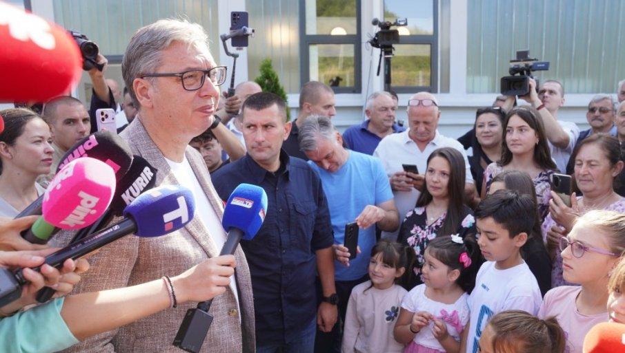 posle-50-godina-rade-se-putevi-u-kursumliji-vucic-obecao:-radice-se-i-put-ka-grabovnici-kao-istare-drvene-bandere-za-struju posle-50-godina-rade-se-putevi-u-kursumliji-vucic-obecao:-radice-se-i-put-ka-grabovnici-kao-istare-drvene-bandere-za-struju