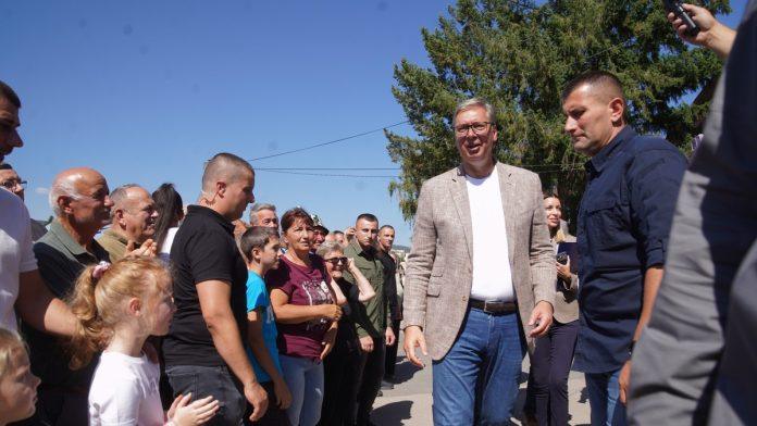 aleksandar-vucic-u-pejkovcu-obilazi-preduzece-za-ambalazu-“kesa”