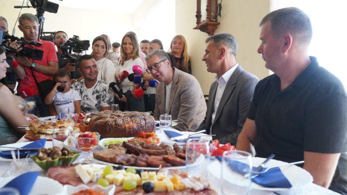 “trazimo-resenje-da-podstaknemo-i-porodice-koje-hoce-da-imaju-petoro-i-vise-dece”!-vucic-obisao-domacinstvo-veljic-u-blacu