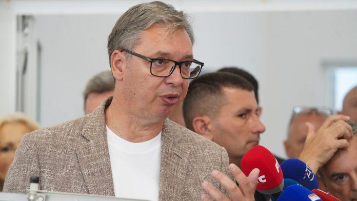 “treca-faza-bice-zavrsena-do-decembra”!-vucic-obilazi-radove-na-fabrici-“slozenih-borbenih-sistema”-kod-kursumlije:-najavio-veca-primanja-za-radnike