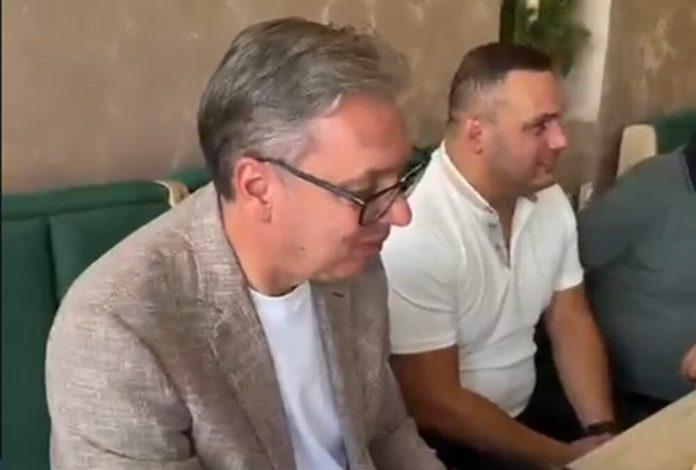 “vracaju-nam-se-ljudi-u-srbiju”-vucic-na-putu-za-prokuplje-svratio-u-pekaru:-mnogo-sam-srecan-sto-su-se-dusan-i-njegova-sestra-vratili-iz-nemacke-i-amerike