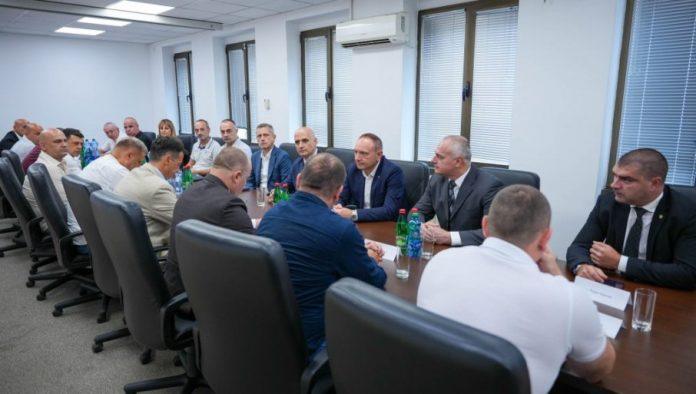 rukovodstvo-mup-srbije-obislo-pu-beograd:-u-proteklih-sest-meseci-sva-teska-ubistva-rasvetljena,-zaplenjeno-skoro-pola-tone-narkotika