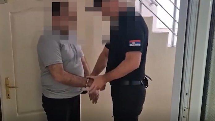 (video)-lazirao-dokumentaciju,-pa-pokrao-vise-od-40-miliona-dinara!-uhapsen-prevarant-iz-bajine-baste:-policija-ga-uvela-u-kola-s-lisicama-na-rukama