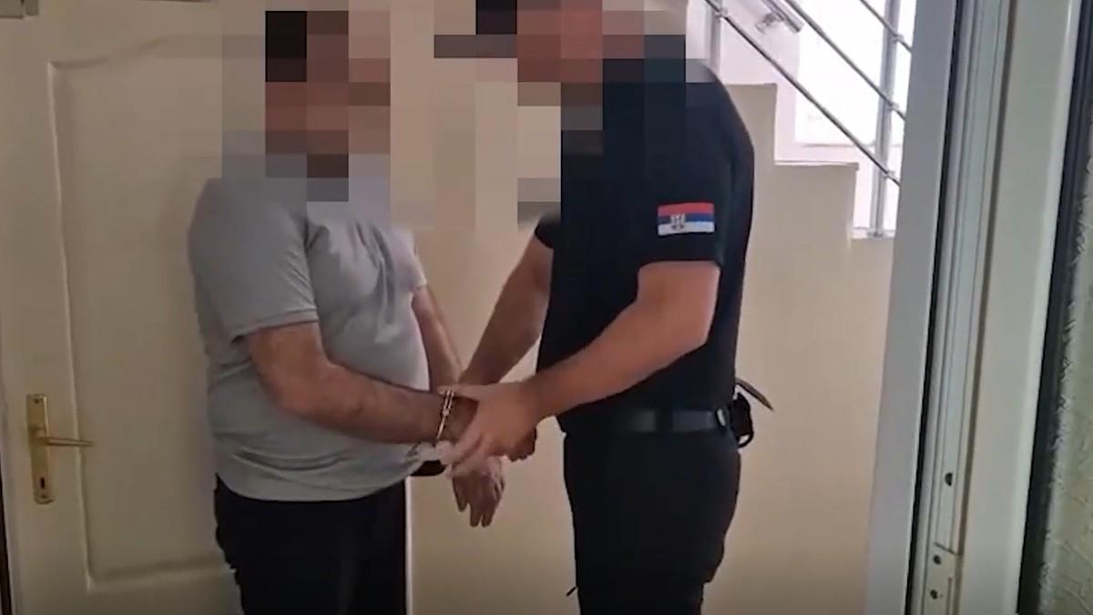 (video)-lazirao-dokumentaciju,-pa-pokrao-vise-od-40-miliona-dinara!-uhapsen-prevarant-iz-bajine-baste:-policija-ga-uvela-u-kola-s-lisicama-na-rukama (video)-lazirao-dokumentaciju,-pa-pokrao-vise-od-40-miliona-dinara!-uhapsen-prevarant-iz-bajine-baste:-policija-ga-uvela-u-kola-s-lisicama-na-rukama