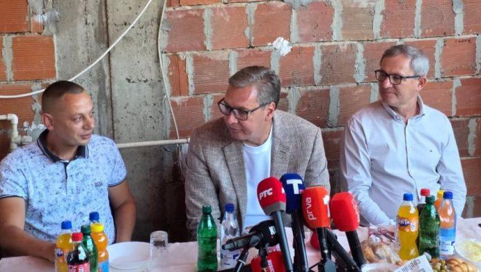 filipovici-broje-cetvoro-dece,-na-putu-i-peto:-predsednik-vucic-u-razgovoru-sa-porodicom-iz-sela-pejkovac-(foto)