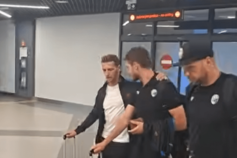 ekskluzivno!-fudbaleri-plzenja-sleteli-u-beograd-posle-kvara-na-avionu-–-evo-sta-su-nam-rekli-o-paklu-pred-mec-sa-zvezdom!-(video) ekskluzivno!-fudbaleri-plzenja-sleteli-u-beograd-posle-kvara-na-avionu-–-evo-sta-su-nam-rekli-o-paklu-pred-mec-sa-zvezdom!-(video)