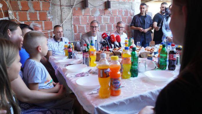 (video)-“hocu,-hocu-paradajz!”-decak-u-blacu-izgovorio-ovu-recenicu,-a-onda-su-vucic-i-ostali-prisutni-prasnuli-u-smeh:-“daj-mu,-bre,-da-jede!”
