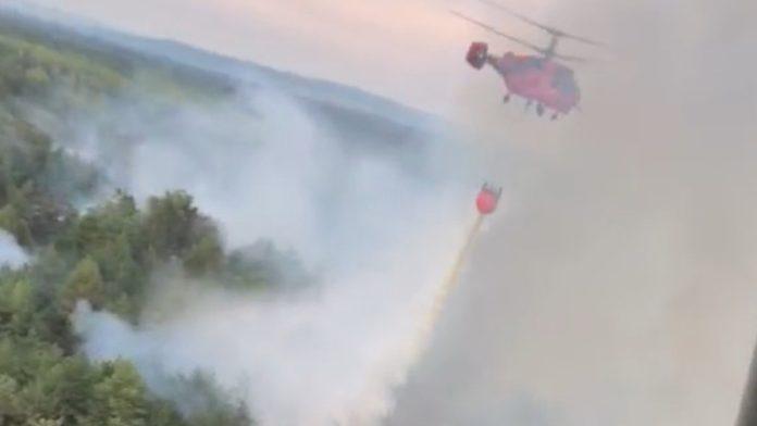 (video)-najdramaticniji-snimci-deliblatske-pescare-do-sad-iz-helikoptera-gori-u-cugu-15-dana,-piloti-mup-neustrasivo-ulecu-u-srce-pakla,-u-dimu-nestaju,-pa-izranjaju-nad-zaristem