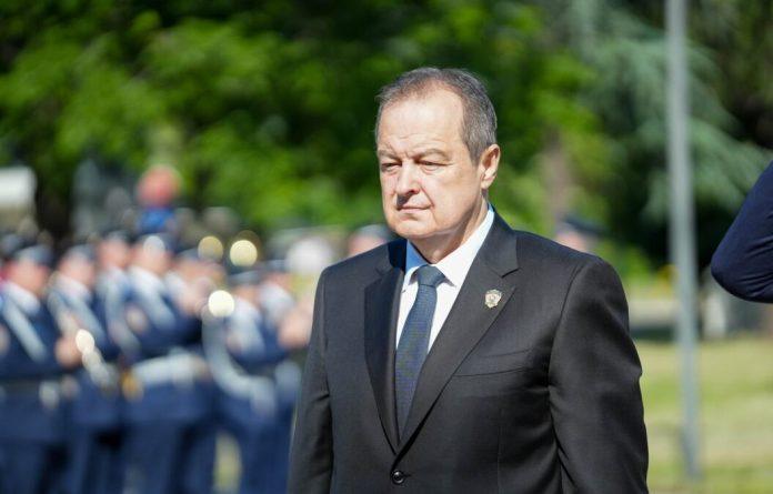 je-l’-neko-jos-iznenaden-dacicevom-odlukom?-njegov-manir-odavno-je-poznat:-cucne-iza-tarabe,-pa-proviri-i-lizne-kaziprst-da-vidi-gde-vetar-duva