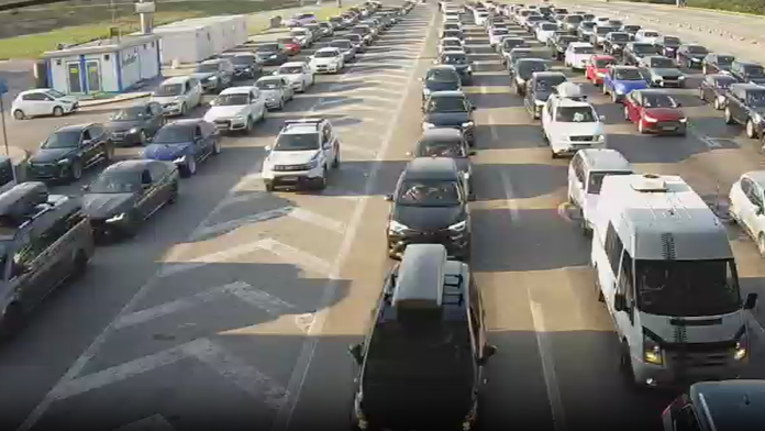 (video)-prelazak-granice-od-sada-moze-da-vas-kosta-i-300-evra!-totalni-kolaps-na-ulazu-u-srbiju,-vozaci-cekaju-satima,-a-sve-zbog-rigoroznog-sistema-u-severnoj-makedoniji