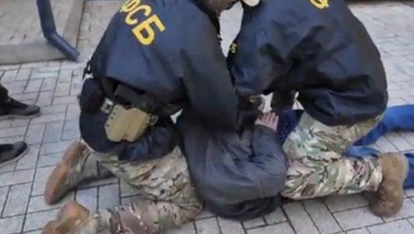 velika-akcija-fsb-snimljena-kamerom:-muskarac-(59)-osumnjicen-za-izdaju-uhapsen-na-krimu velika-akcija-fsb-snimljena-kamerom:-muskarac-(59)-osumnjicen-za-izdaju-uhapsen-na-krimu