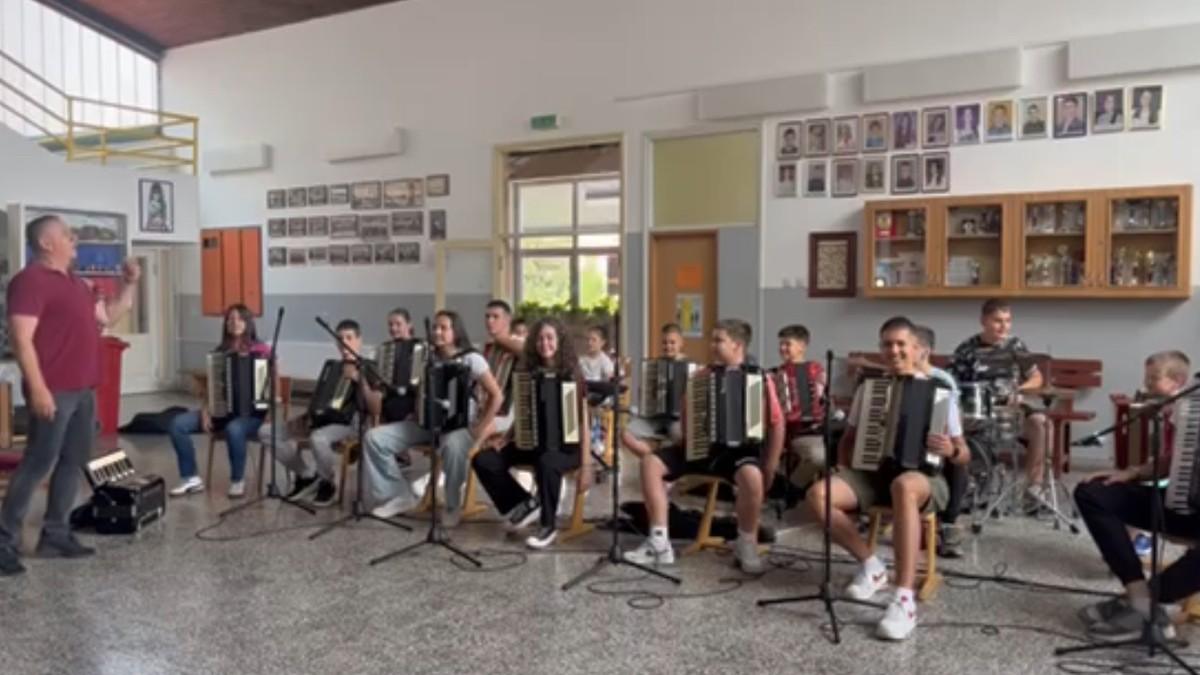 bre-gidi-dzanum”-svira-nova-generacija:-dragana-kojica-kebu-podrzali-mladi-harmonikasi bre-gidi-dzanum”-svira-nova-generacija:-dragana-kojica-kebu-podrzali-mladi-harmonikasi