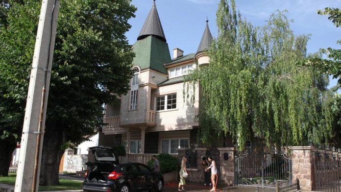 odrasla-u-suvoj-raskosi,-pa-prezivela-pakao-u-ovom-dvorcu-je-odrasla-mocna-srpkinja:-kuca-vredi-milione-i-vazi-za-jednu-od-najlepsih-u-gradu