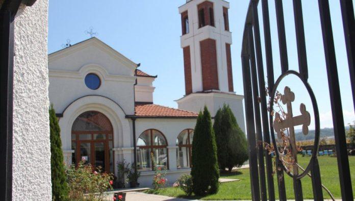 skandal-u-bujanovcu:-mladi-albanci-urinirali-na-parohijski-dom