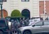 “YOU SHALL NOT PASS” (NEĆEŠ PROĆI) Demonstranti obučeni u Gandalfa protestovali ispred kuće jednog od najmoćnijih ljudi na svetu “you-shall-not-pass”-(neces-proci)-demonstranti-obuceni-u-gandalfa-protestovali-ispred-kuce-jednog-od-najmocnijih-ljudi-na-svetu