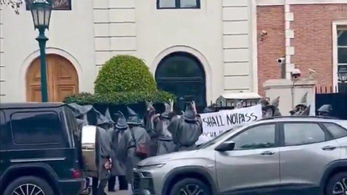 “you-shall-not-pass”-(neces-proci)-demonstranti-obuceni-u-gandalfa-protestovali-ispred-kuce-jednog-od-najmocnijih-ljudi-na-svetu
