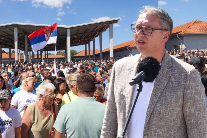 vucic-danas-na-terenu!-predsednik-srbije-obilazi-cak-osam-mesta,-razgovara-sa-narodom,-obilazi-radove,-kompanije-i-porodice