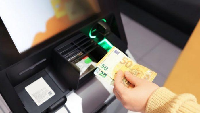 bankomat-zarobio-novac:-muskarac-pokusao-da-polozi-6.000-evra-u-bankomat,-uredaj-prekinuo-transakciju,-a-evo-sta-je-pisalo-na-potvrdi