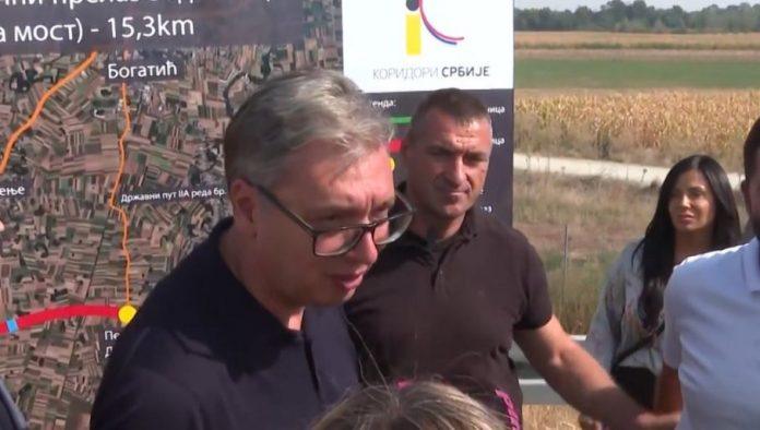 ti-si-se-vec-preznojio?-vucic-se-nasalio-sa-drobnjakom:-radis-u-dubini-kancelarijske-hladovine!