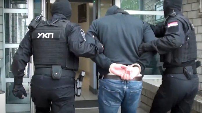 drama-u-sremskoj-mitrovici-spektakularno-hapsenje-osumnjicenog-za-pokusaj-teskog-ubistva,-ceka-ga-izrucenje