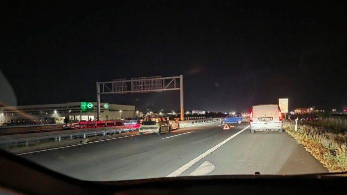 (foto)-delovi-vozila-rasuti-po-putu-lancani-sudar-kod-simanovaca:-saobracaj-blokiran