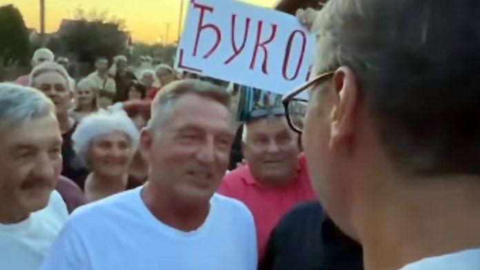 (video)-“ja-sam-vas-prvi-izabrao”-vucic-se-susreo-sa-bivsim-nadredenim-iz-vojske,-prisetili-se-dana-u-uniformi:-“svet-je-mali”