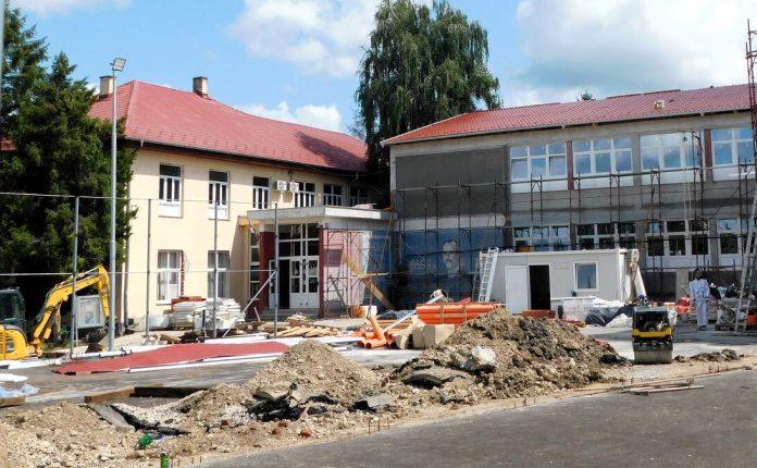 nova-stolarija,-podovi,-krecenje-pogledajte-kako-proticu-radovi-u-loznickim-skolama-pred-novu-skolsku-godinu-(foto)
