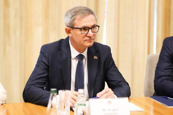 rekordna-razmena-srbije-i-severne-makedonije-od-preko-440-miliona-evra!-glamocic-sa-kolegom-iz-skoplja:-“cilj-nam-je-brzi-protok-robe-bez-spustanja-standarda!”