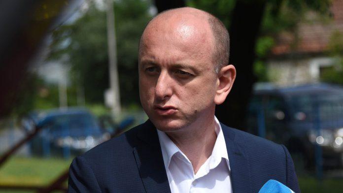 “kad-spomene-vucica,-spajic-treba-da-ustane”-milan-knezevic-za-“blic”:-“srbi-u-crnoj-gori-su-trenutno-ni-na-nebu-ni-na-zemlji,-mnogi-bi-voleli-da-ih-uopste-nema”