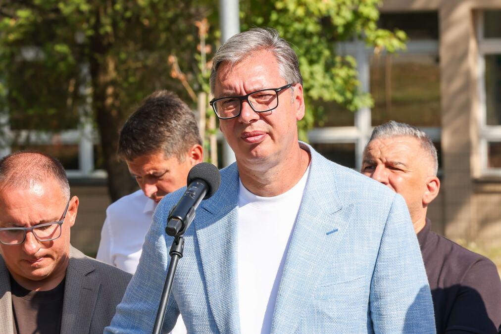 uzivo-“ovo-bukvalno-spasava-nasu-zemlju”-predsednik-obilazi-trening-centar-za-dualno-obrazovanje-u-vlasotincu-–-ovi-momci-i-devojke-su-nase-bogatstvo uzivo-“ovo-bukvalno-spasava-nasu-zemlju”-predsednik-obilazi-trening-centar-za-dualno-obrazovanje-u-vlasotincu-–-ovi-momci-i-devojke-su-nase-bogatstvo