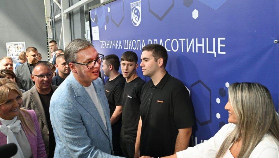 vucic-obisao-trening-centar-u-vlasotincu:-mladi-se-obucavaju-za-najsavremenije-poslove-(video) vucic-obisao-trening-centar-u-vlasotincu:-mladi-se-obucavaju-za-najsavremenije-poslove-(video)