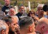 OVO SU BRAĆA BORE SANTANE Ne odvajaju se od njega, sve vreme se grle i neutešno plaču (VIDEO) ovo-su-braca-bore-santane-ne-odvajaju-se-od-njega,-sve-vreme-se-grle-i-neutesno-placu-(video)