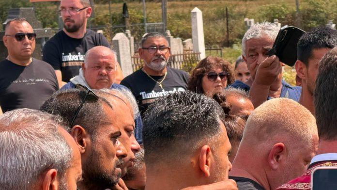 ovo-su-braca-bore-santane-ne-odvajaju-se-od-njega,-sve-vreme-se-grle-i-neutesno-placu-(video)
