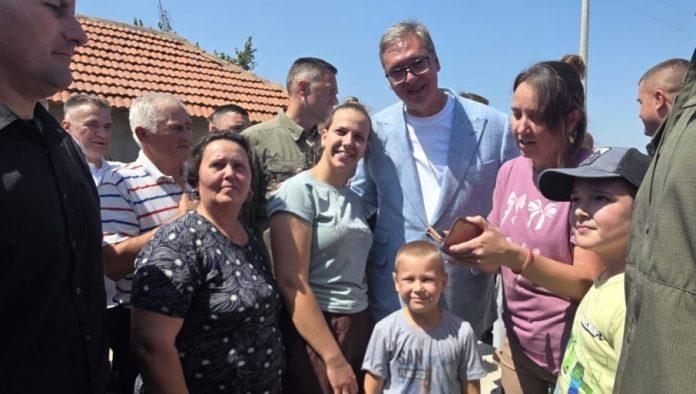 predsednik-u-poseti-jablanickom-i-pcinjskom-okrugu:-razgovora-sa-mestanima-sela-lopardince-(foto/video)