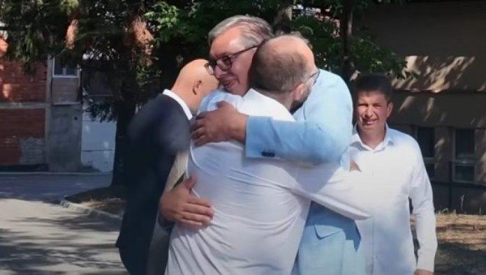 “znam-coveka!”-vucic-se-slikao-sa-legendarnim-tikom-spicem,-glumac-progovorio-o-susretu-sa-predsednikom-(video)