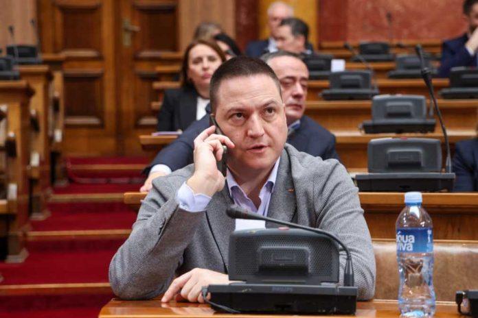 “on-realno-i-jeste-blokaderski-kadar-–-prevrtljiv-je,-nema-politiku-ni-principe”-ruzic-nastavio-da-se-“ukopava”-izjavama-o-pozaru,-brnabic-mu-zestoko-odgovorila