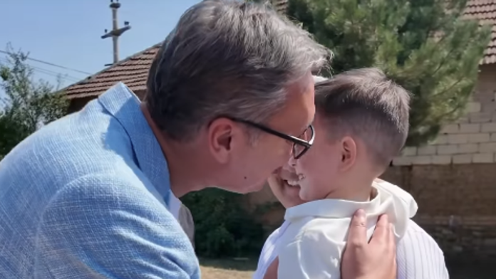“ziv-mi-bio,-lazare”-vucica-u-bujanovcu-docekalo-kumce-sa-kosova:-“nema-vece-radosti-za-coveka-nego-kada-ponovo-sretne-dete-koje-je-poneo-u-narucju-na-krstenju”-(video)