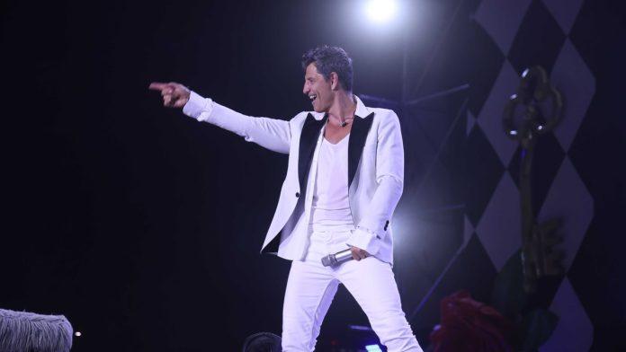 zene-odlepile-kad-se-sakis-pojavio-na-bini!-zgodni-grk-napravio-pometnju-u-beogradu,-a-grupa-dogani-na-festivalu-dovela-atmosferu-do-usijanja:-gagi-sa-bratom-u-prvim-redovima-(video)