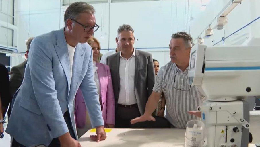 vucic-docekan-burnim-aplauzom-u-vranju:-predsednik-obisao-trening-centar-za-dualno-obrazovanje-i-masine-za-tekstilnu-proizvodnju vucic-docekan-burnim-aplauzom-u-vranju:-predsednik-obisao-trening-centar-za-dualno-obrazovanje-i-masine-za-tekstilnu-proizvodnju