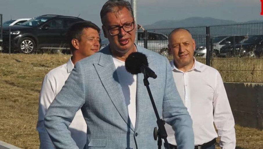 vucic-odusevio-jug-srbije:-ako-si-rom,-ti-si-za-mene-isti-kao-svaki-drugi-–-obecao-i-put-do-groblja,-pa-porucio:-zemljani-put-radimo-odmah! vucic-odusevio-jug-srbije:-ako-si-rom,-ti-si-za-mene-isti-kao-svaki-drugi-–-obecao-i-put-do-groblja,-pa-porucio:-zemljani-put-radimo-odmah!