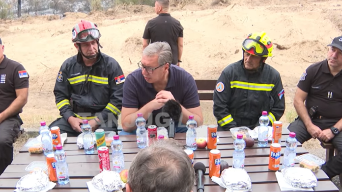 “preko-3-vatrogasca-je-presla-pozarna-oluja,-jedva-su-preziveli”-vucic-obilazi-deliblatsku-pescaru:-“plasim-se-da-su-pozari-tek-pocetak,-sledeca-godina-bice-jos-teza”-(foto)