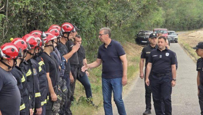 vucic-u-deliblatskoj-pescari:-obilazi-podrucje-zahvaceno-pozarom-(foto/video)