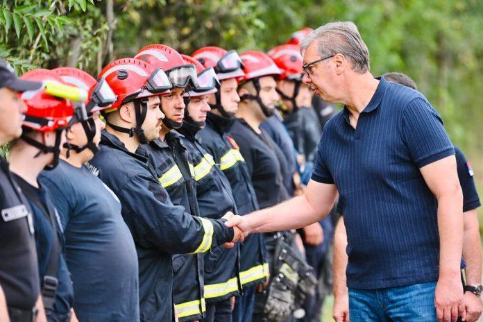 odlikovanja-za-vatrogasce-koji-se-bore-sa-paklom-u-deliblatskoj-pescari!-vucic-najavio-da-ce-se-drzava-oduziti-herojima