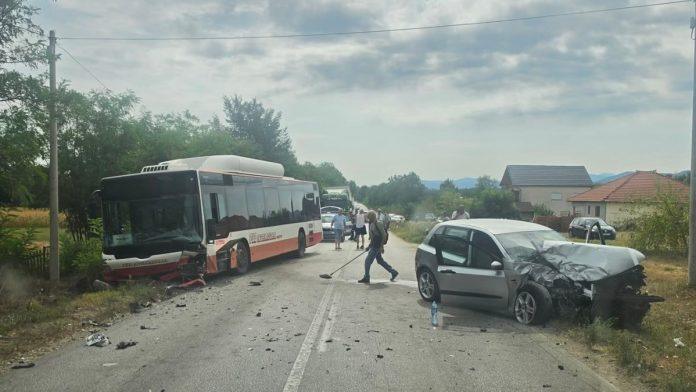 (foto)-teska-nesreca-na-putu-cacak-kraljevo!-sudarili-se-autobus-i-automobil,-vozila-potpuno-zguzvana!