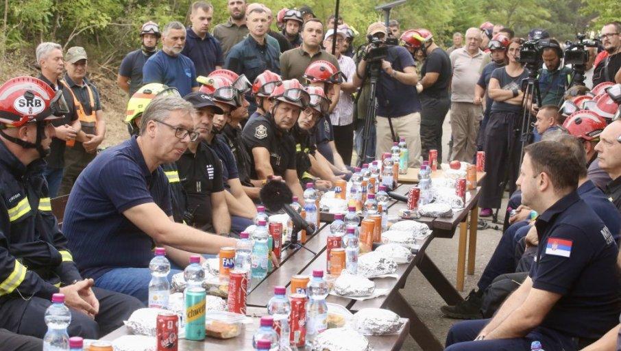 vucic-na-dorucku-sa-herojima:-dok-su-neki-iz-klimatizovanih-soba-sirili-bolesne-lazi,-ovi-junaci-su-rizikovali-zivote vucic-na-dorucku-sa-herojima:-dok-su-neki-iz-klimatizovanih-soba-sirili-bolesne-lazi,-ovi-junaci-su-rizikovali-zivote