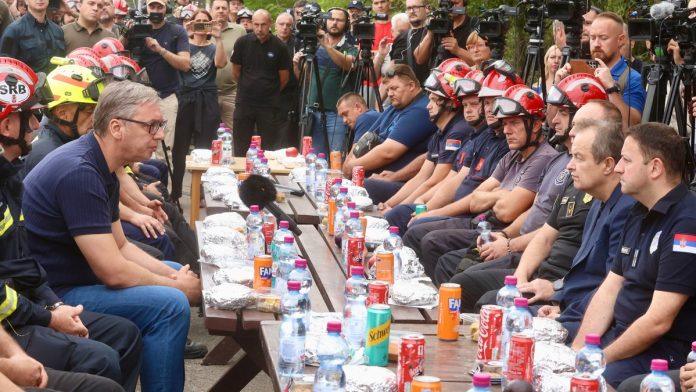 “sram-bilo-te-lazove,-ukljucujuci-i-ove-tvoje,-ivice!”-vucic-u-deliblatskoj-pescari-odgovorio-na-glasine-o-gradnji-u-ostecenim-podrucjima