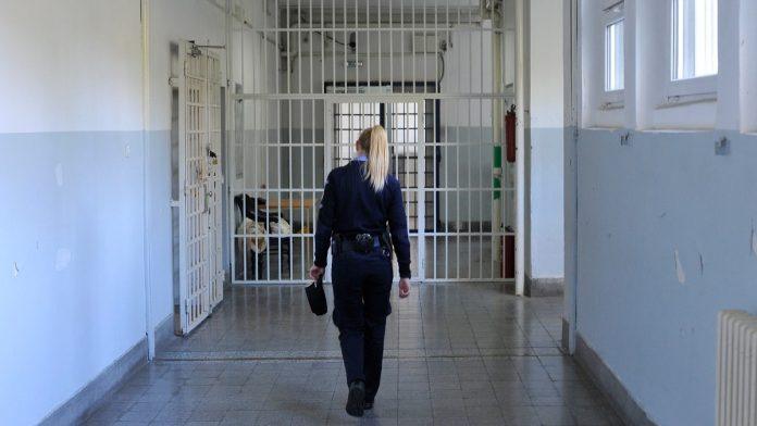 sok-u-niskom-zatvoru!-devojka-(22)-dosla-u-posetu-robijasu,-a-onda-je-otkriveno-sta-je-pokusala-da-unese:-odmah-je-uhapsena