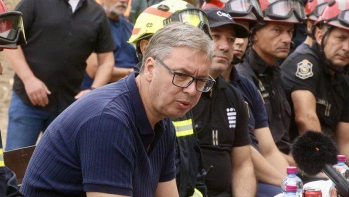 “sram-bilo-te-lazove,-ukljucujuci-i-ove-tvoje,-ivice!”-vucic-u-deliblatskoj-pescari-odgovorio-na-lazi-o-gradnji-u-ostecenim-podrucjima