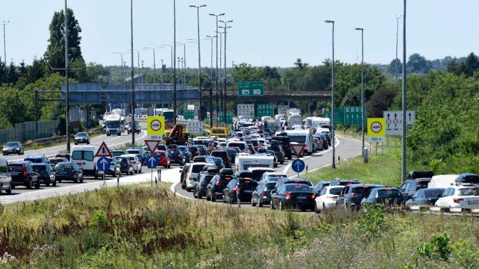 kolaps-na-putevima-ka-primorju!-zbog-jake-bure-na-pojedinim-deonicama-zabranjen-saobracaj:-formirane-kilometarske-kolone-vozila-u-hrvatskoj